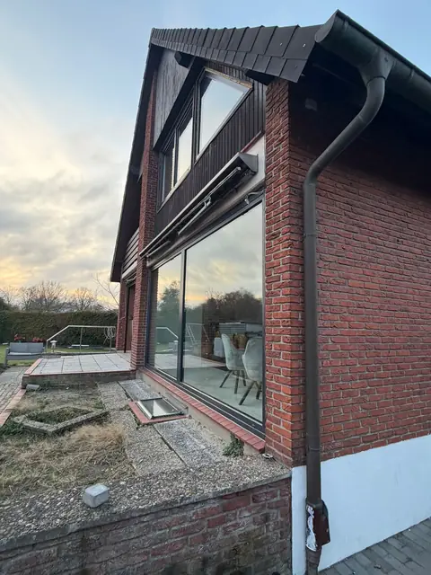 Montagearbeiten am Fensterrahmen