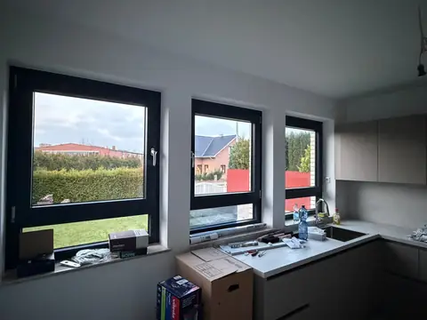 Fertig montierte Fensterfront eines Wohnhauses