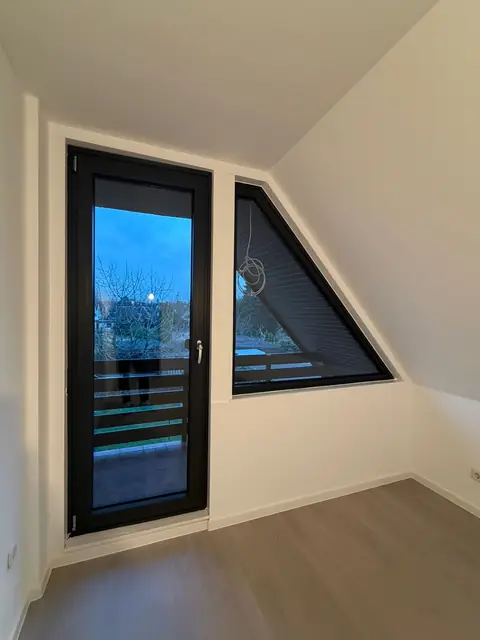 Detailaufnahme: neues Fenster mit sauberer Silikonfuge