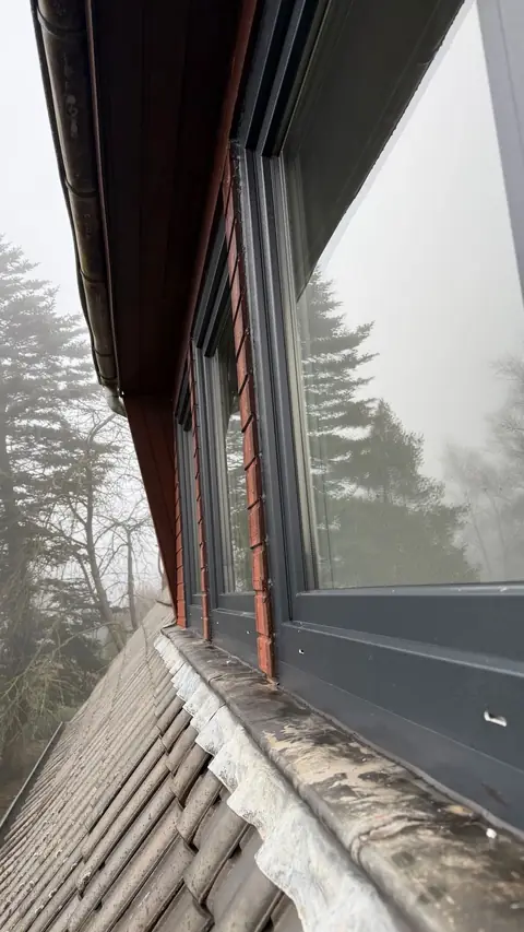 Fenstermontage: Ausrichten und Verschrauben des Rahmens