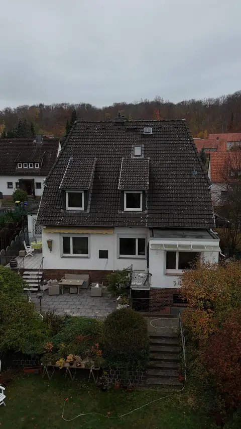 Fassade mit neu montierten Fenstern
