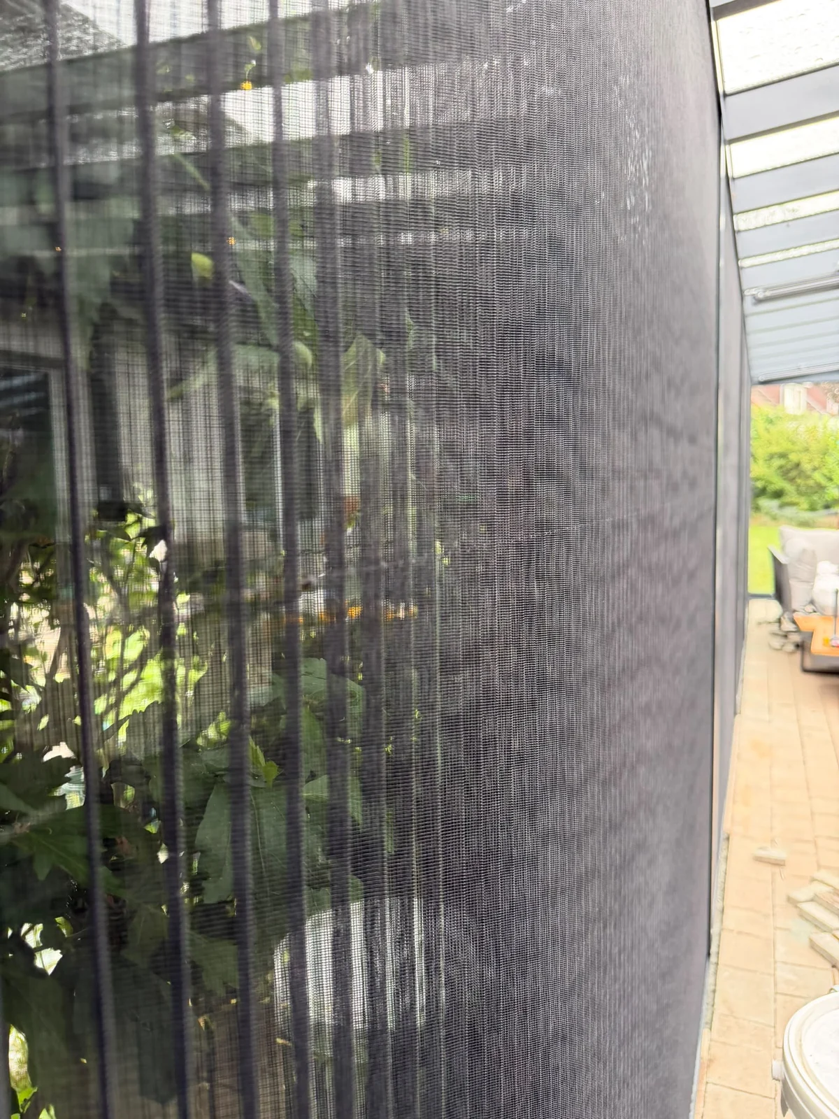 Fertig montierter Insektenschutz an einem Fenster