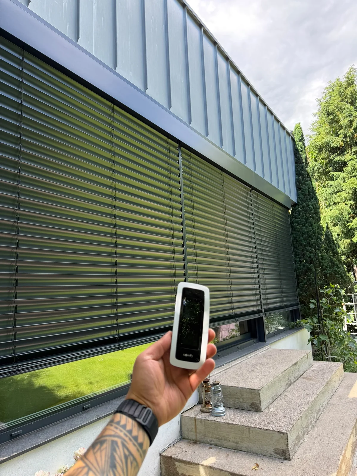Somfy-Fernbedienung vor einem Raffstore