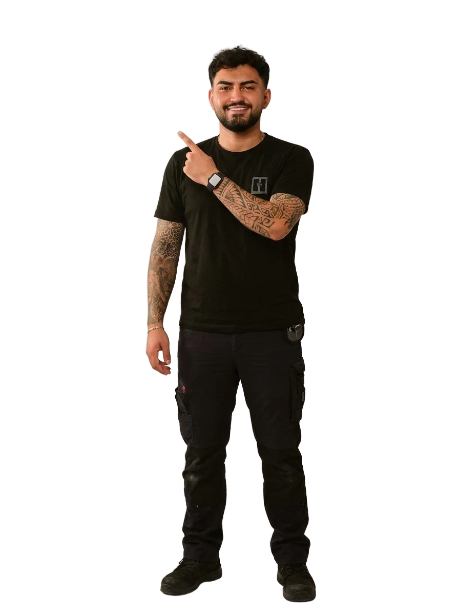 Mohammadreza von TM Fenstermonteur zeigt auf die 20 Prozent Förderung